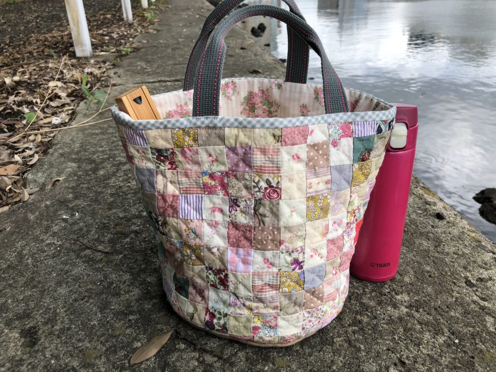 パッチワーク　女の子パネル生地　四角つなぎ　トートバック　の写真