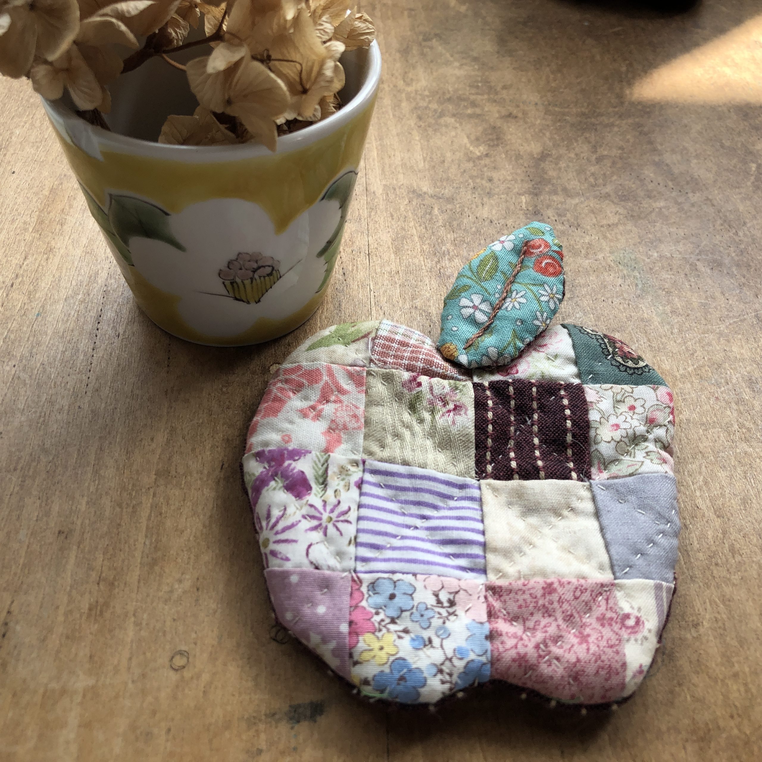 パッチワーク　りんご　コースター　の写真